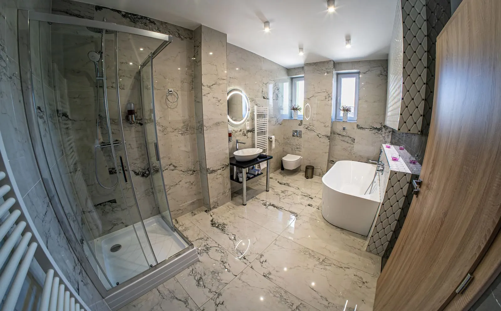 Kúpeľňa apartmánu s vaňou a sprchou