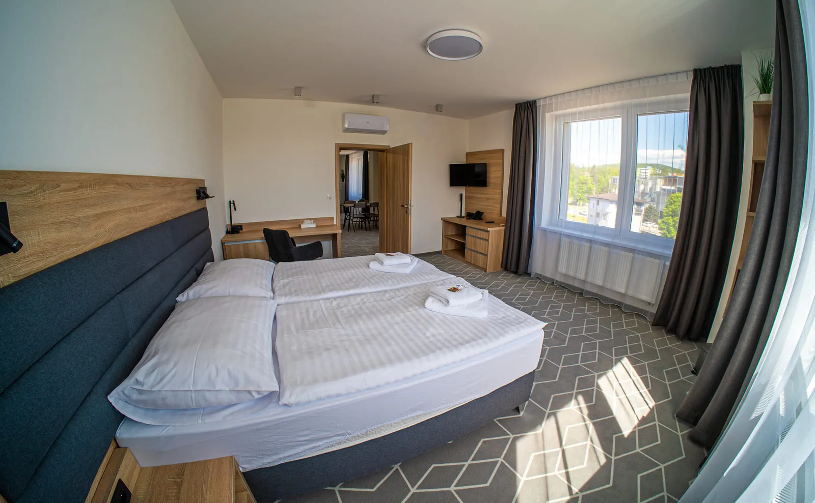 Manželská posteľ v apartmáne