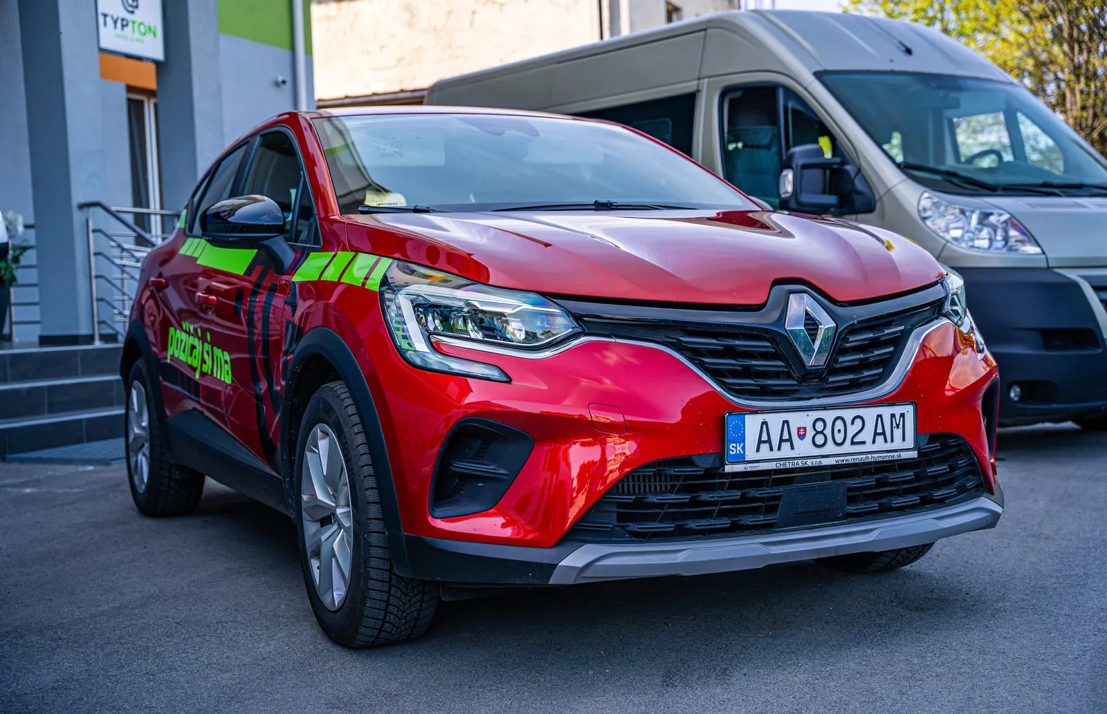 Czerwony Renault Captur z wypożyczalni