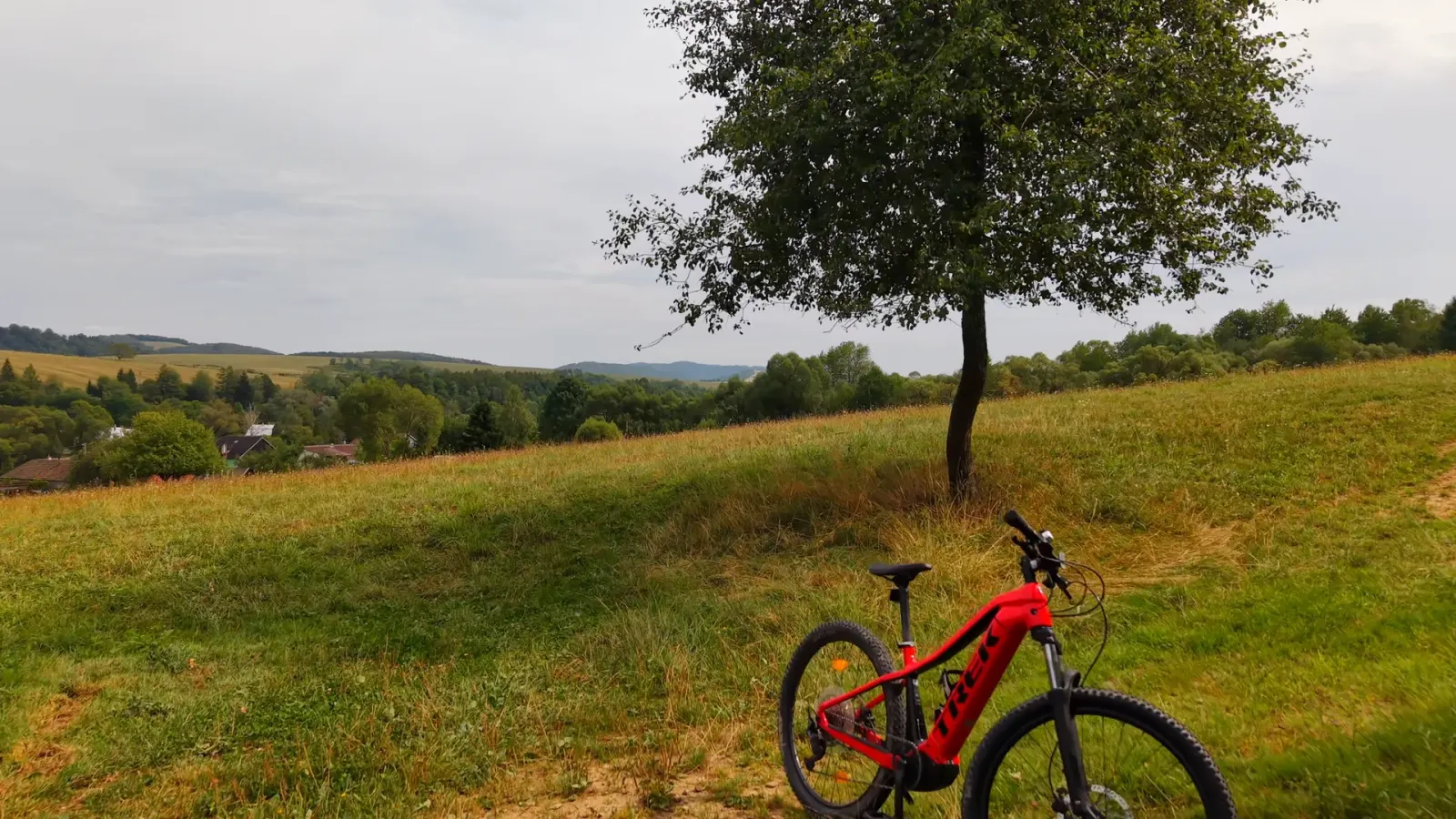 Elektrobicykel na lúke nad Medzilaborcami